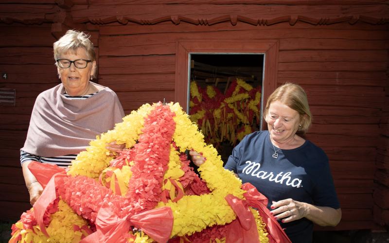 De sex stora kronorna förvaras på Jan Karlsgården till det är dags att ta fram den och hänga dem i midsommarstången.