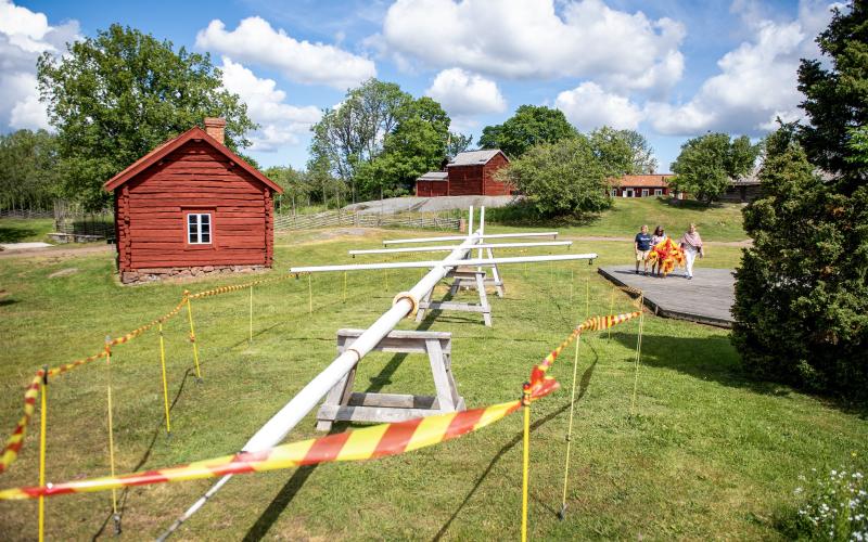 Jan Karlsgårdens midsommarstång reses klockan 20 på midsommarafton.