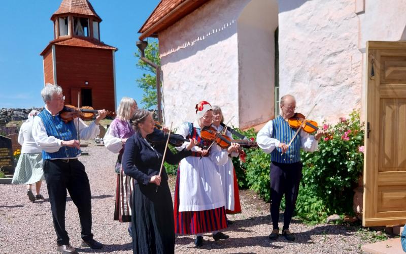 Folkdräkt och folkmusik hör till programmet under bröllopet.<@Fotograf>Oscar Skogberg