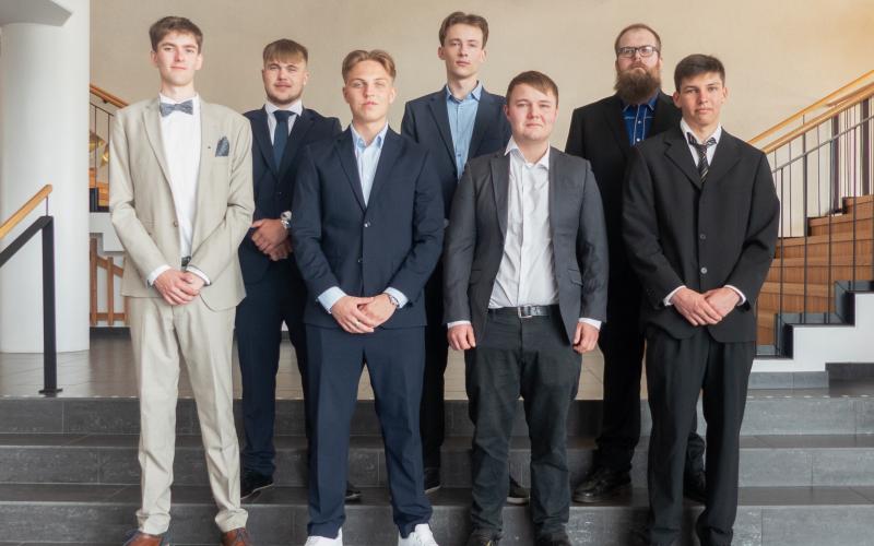 @Mellanrubrik:FartygselektrikerÖvre raden från vänster: Morgan Pettersson, Mikhail Kouznetsov och Tobias Zetterman. Nedre raden: Axel Gripenberg, Aron Fagerlund, Felix Dunderfelt och Emil Granberg.