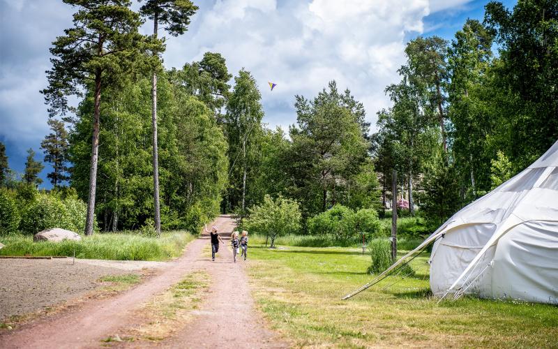 Det gäller att springa när draken ska upp i luften.@Normal_indrag:<@Fotograf>Hülya Tokur-Ehres