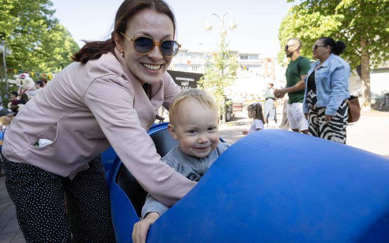 Mamma Anna Sahlberg hjälper sone Anton Sahlberg med tåget. 