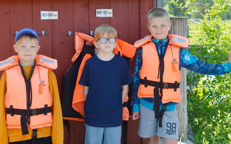 Från vänster: Jonah Kuitunen, Leon Henriksson och Leo Stenman skulle kunna köra båtarna hela dagen. 