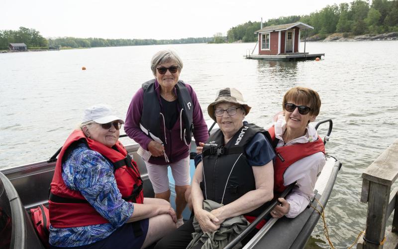 Anki Johansson, Kerstin Elevall, Gunnel Ekelund och Monica Liljeblad på väg ut och rycka strömming.@Normal_indrag:<@Fotograf>Daniel Eriksson