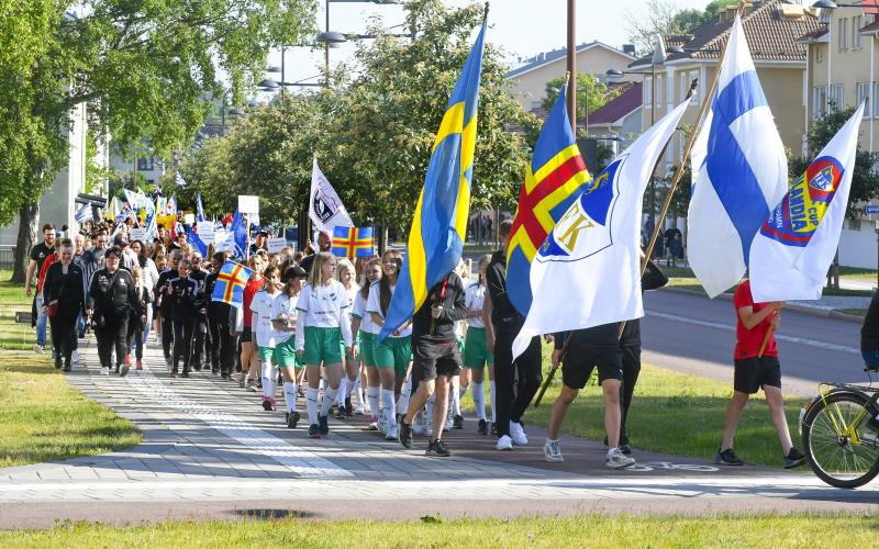 Paraden, med fanorna vajande i täten, gick från torget till Wiklöf Holding Arena.