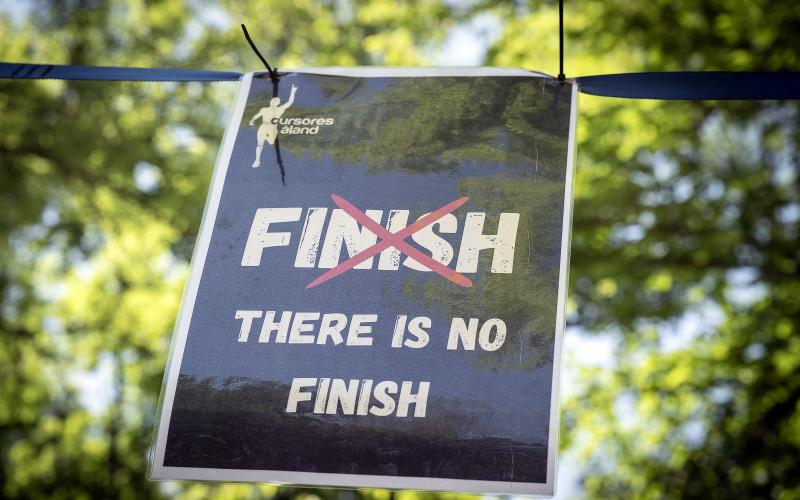 Parallellt med självstyrelsefirandet pågår Backyard Ultra, som går ut på att springa 6,7 kilometer varje timme, och tar slut när endast en löpare återstår.