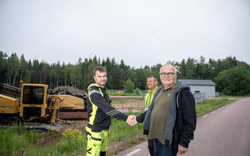 Pappa Per-Åke Pettersson skakar hand med sonen Jonas Pettersson, som nu tar över företaget. <@Fotograf>Hülya Tokur-Ehres 