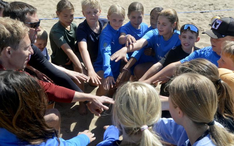 Beachvolley ska vara roligt och samarbetet är viktigt.@Normal_indrag:<@Fotograf>Nina Eriksson