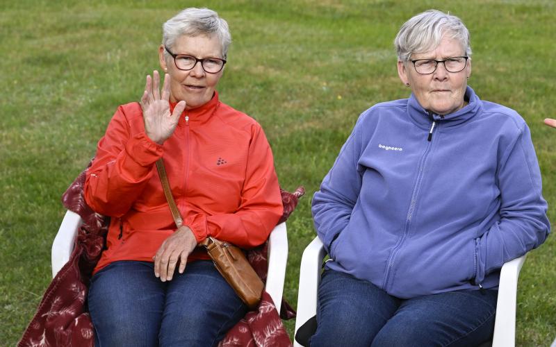 Dorita Granlund och Sussi Fagerström var på sticklingsauktionen för att buda in något lite ovanligt.@Normal_indrag:<@Fotograf>Robert Jansson