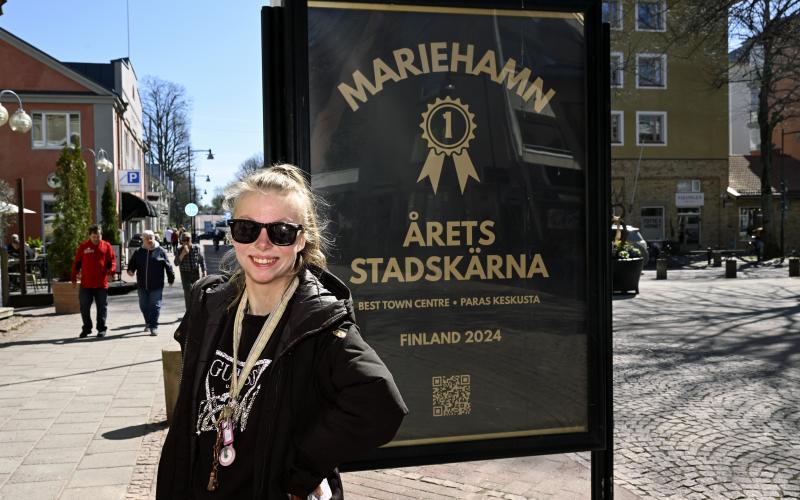 Livia Hansen från Mariehamn tycker att allt bra, men hon skulle gärna vilja ha en sminkbutik i centrum.<@Fotograf>Robert Jansson