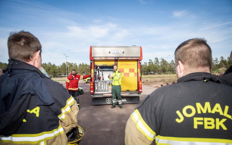 Ambulansen och Jomala FBK möts ofta ute i verkligheten vid olyckor. ”Historiskt sett har vi haft sparsamt med samövningar, det vill vi ändra på”, berättar Jomala FBK_s kårchef Bosse Karlsson.