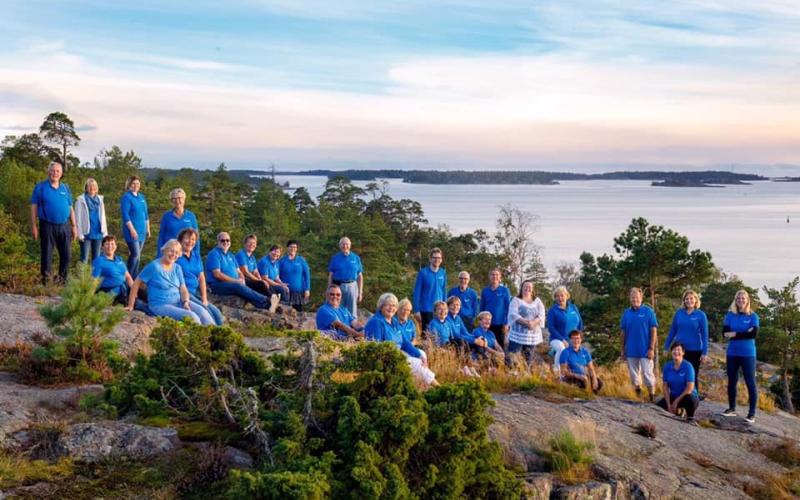 Körglädje har gjort det till sitt projekt att träffa körer från andra öar. På lördag går de ihop med Tors Hammarkör från Alnön för en konsert på biblioteket. <@Fotograf>Privat 