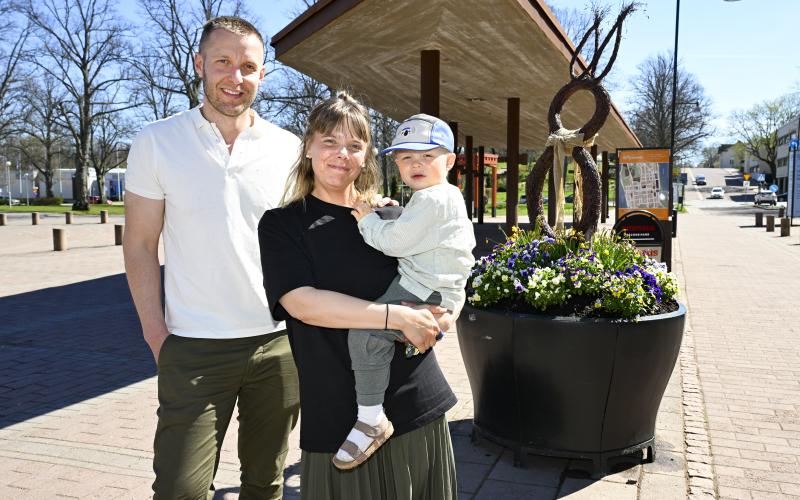 Mathias Lindman från Torsholma, Hanna Kupljen från Jomala och sonen Hugo Lindman Kupljen tycker Mariehamn har en mysig stadskärna. <@Fotograf>Robert Jansson