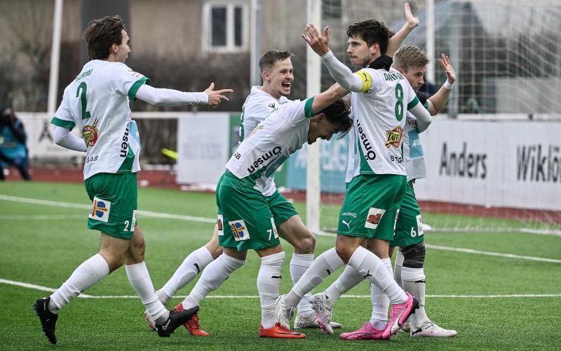 Sebastian Dahlström och hans lagkamrater firar segermålet på Wiklöf Holding Arena.