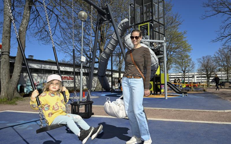 Linnéa Sundqvist med mamma Melissa Sundqvist besöker lekparken i Mariehamns centrum varje dag. <@Fotograf>Robert Jansson 