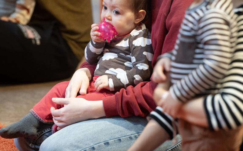 Det kan också vara tryggt att bara sitta i sin mammas famn.@Normal_indrag:<@Fotograf>Hülya Tokur-Ehres