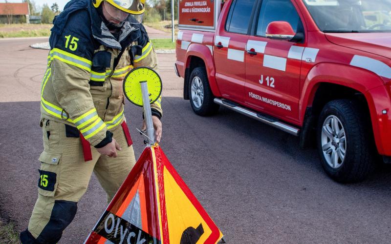 Bland det första som görs vid en trafikolycka är att markera det för andra trafikanter.