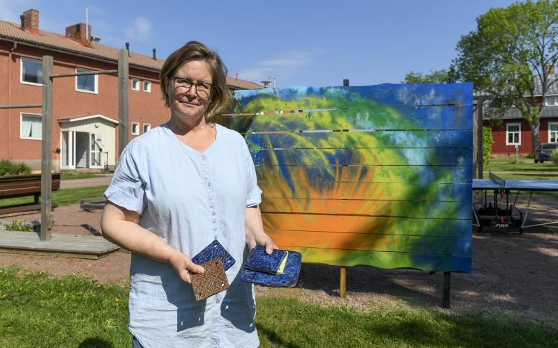 Ylva Westerberg vill hinna sätta upp kakelplattor på planket, men folkhögskolans ugnar har gått sönder. 