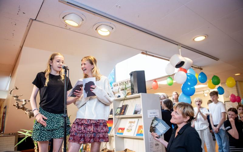 Lova Eckerman och Noomi Südhoff presenterar sin bok "Hon som försvann". Nedanför scenen står bibliotekarie Tove Sjövall. <@Fotograf>Hülya Tokur-Ehres