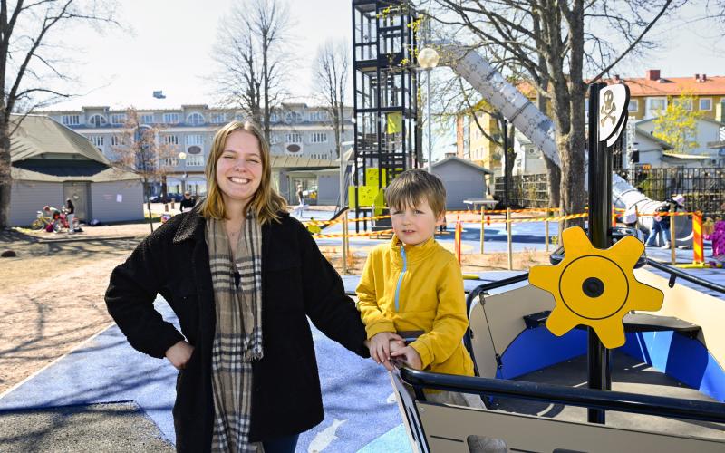 Småskaligheten utgör Mariehamns charm, säger Nellie Carlströmer Berthén som hänger i lekparken med sonen Joel Berthén. <@Fotograf>Robert Jansson