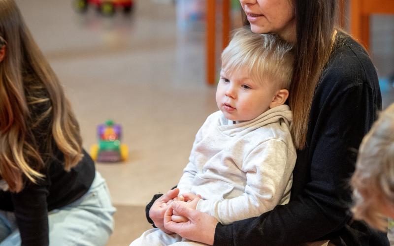 Mimmi Forsman och Hugo Henriksson trivs på familjekaféet.@Normal_indrag:<@Fotograf>Hülya Tokur-Ehres