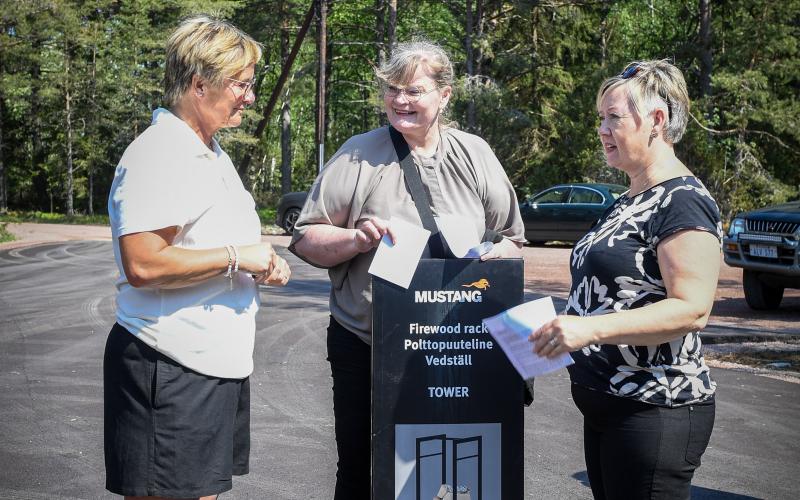 Lantrådet Katrin Sjögren överlämnar en present till verksamhetsledare Susan Enberg och föreningens ordförande Anna Hedenberg.@Normal_indrag:<@Fotograf>Moein Ehghi