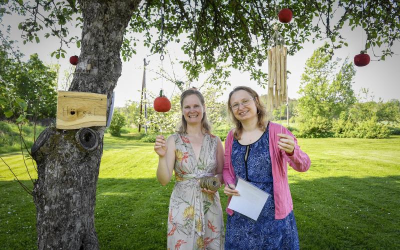 Mirkka Meyer och Maria Palme  har skapat en ”må bra-stig” som sitt projekt. Syftet är att man ska använda alla sinnen. 