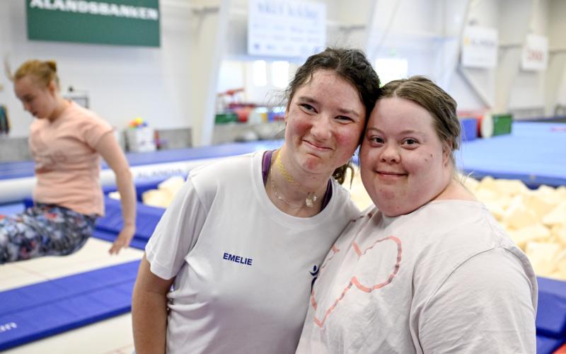 Här står bästisarna Emelie Ahonen och Magdalena Lindström.