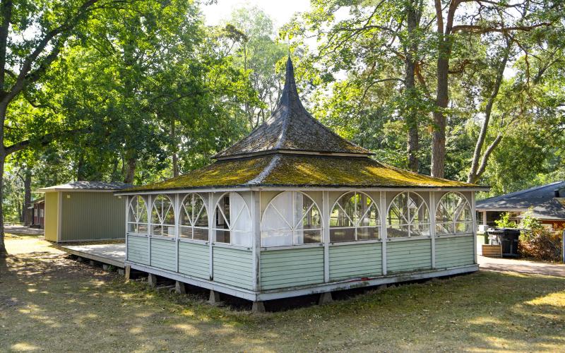 Ska fågelhuset och paviljongen på Lilla holmen skyddas genom den ändrade stadsplanen för området? Stadsutvecklingsnämnden är splittrad i frågan, som nu går nu vidare till stadsstyrelsen.