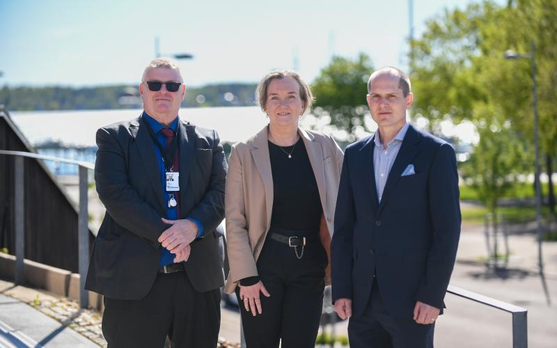 Mats Perämaa (Lib), Eva Mikkola-Karlström (Ålands Sjöfart rf) och Mathias Brunnsberg (Alandia Försäkring) höll en presskonferens inför den stundande mässan Sjöfartens Dag på Alandica under tisdagen. 
