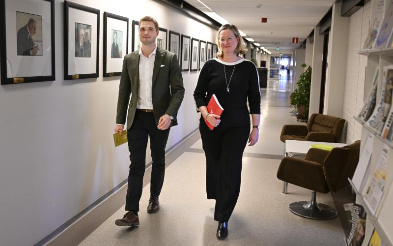 Det finns en hel del saker som ännu måste utredas innan man kan auktionera ut de aktuella havsområdena för havsbaserad vindkraftsproduktion säger närings- och miljöminister Jesper Josefsson (C) och infrastruktur- och klimatminister Camilla Gunell (S). <@Fotograf>Robert Jansson