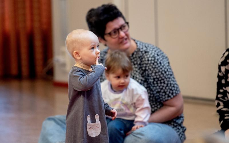 Iti Piirale ser fundersam ut. I bakgrunden Aina Mörn och Erika Wiklund-Mörn.@Normal_indrag:<@Fotograf>Hülya Tokur-Ehres