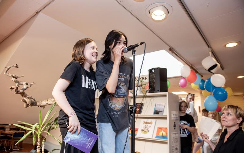 Mattis Gerkman och Nelah Sundström berättar om sin bok "Där världen slutar börjar helvetet". <@Fotograf>Hülya Tokur-Ehres