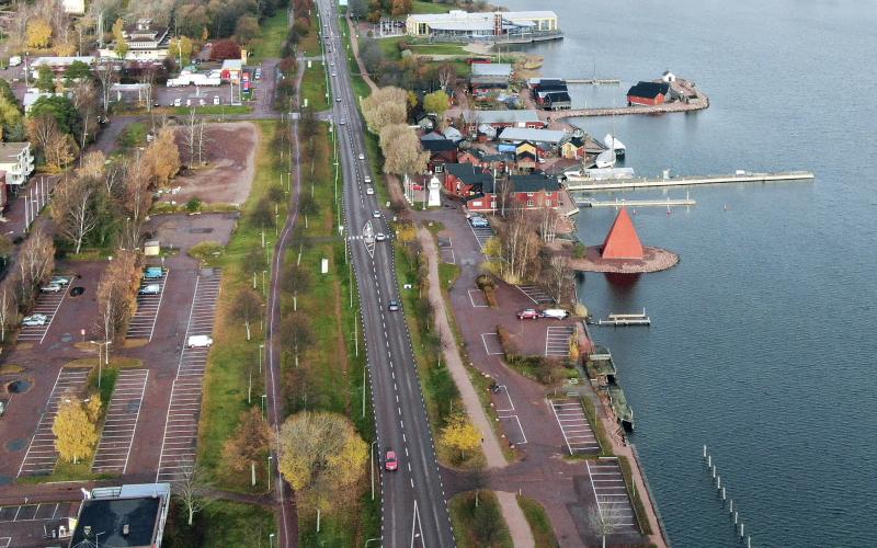 Rönnbergs torg är en del av området vid Slemmern som kunde bli Mariehamns verkliga framsida. Men som det ser ut i dag kommer man att tänka innanför boxen och bygga som som man alltid brukar bygga – och därmed riskerar möjligheter att gå förlorade.
<@Fotograf>Hülya Tokur-Ehres/ Robert Jansson