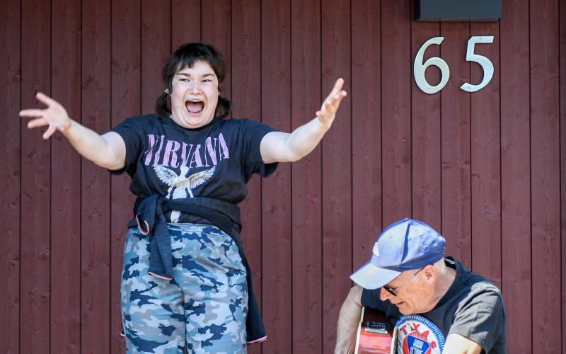 Lina Pellas uppträder med en rockig variant av ”Blinka lilla stjärna” och Kaj Backas ackompanjerar.@Normal_indrag:<@Fotograf>Moein Ehghi