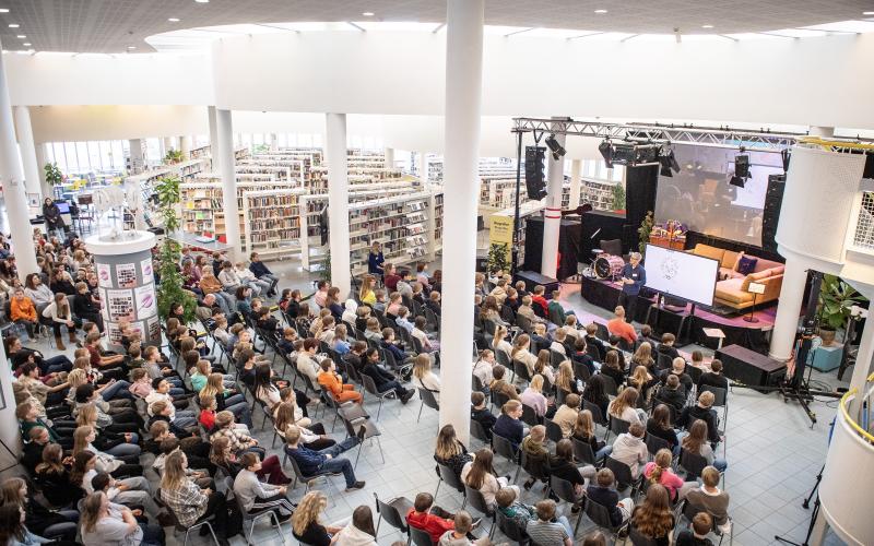 Över 300 femteklassare fyllde stadsbiblioteket när Femmornas läsfest inledde litteraturdagarna i går. Förutom Johan Unenge fick de även höra Pax-författaren Ingela Korsell berätta.