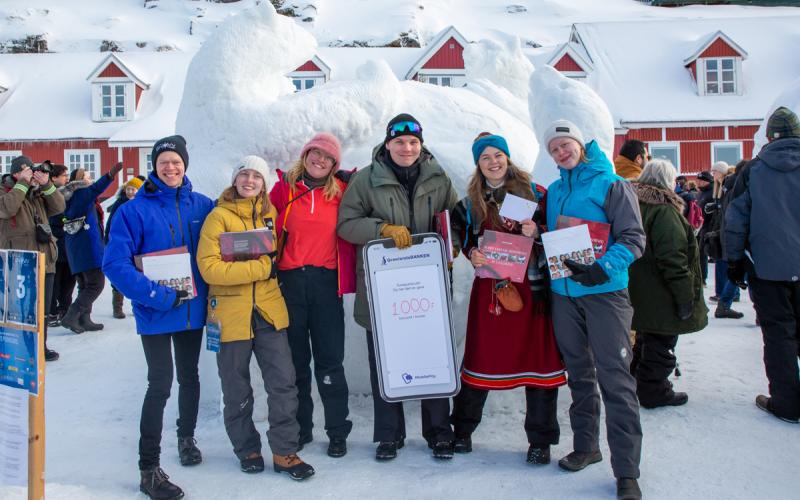 Lag ”Förening Norden” tillsammans med deras skulptur som kom på tredje plats i tävlingen.