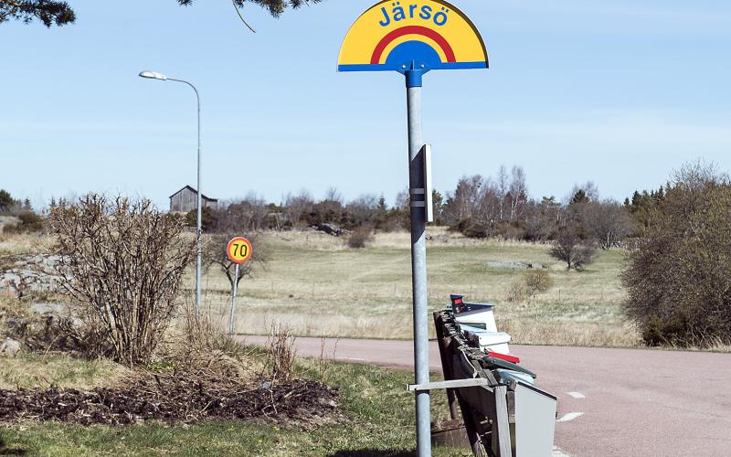 Järsöskylten lyser klart i solskenet. Frågan är vad det blir i framtiden för invånarna på Järsö och Nåtö? Sydöstra Åland eller Mariehamn.