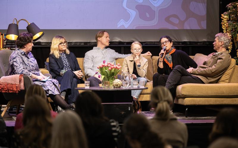 Hur kan AI användas inom läsfrämjandet, var ett av ämnena i fredagens frukostseminarium. I samtalet som modererades av Sara Kemetter, deltog författaren och forskaren Ingela Korsell, författaren och läromedelsutvecklaren Fredrik Blomqvist och bokinflueraren Carl Blomqvist, författaren och samhällsdebattören Dilsa Demirbag-Sten, författaren Johan Unenge.