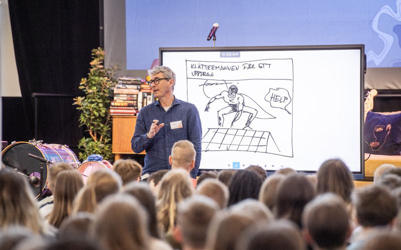 Tecknaren och författaren Johan Unenges förste serietidningshjälte hette Klättaren. Men han blev inte så långlivad eftersom Johan Unenges inte kom på några historier om honom.