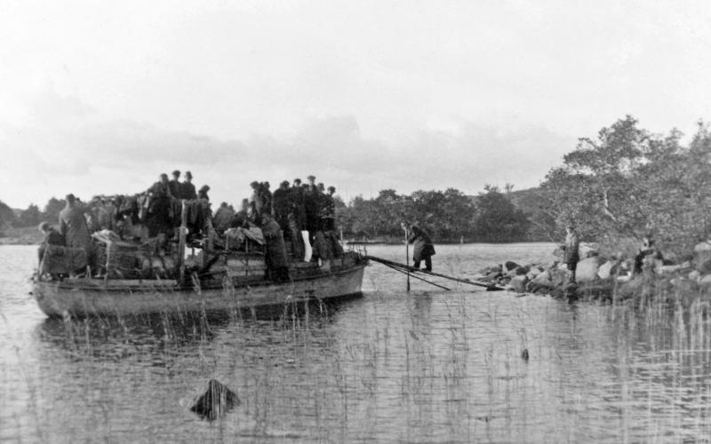 Kökar den 28 oktober 1944: Estniska flyktingbåten Toots II har tagit iland vid udden på Brändholm i Karlby skärgård.<@Fotograf>Enn Ainsaars samling