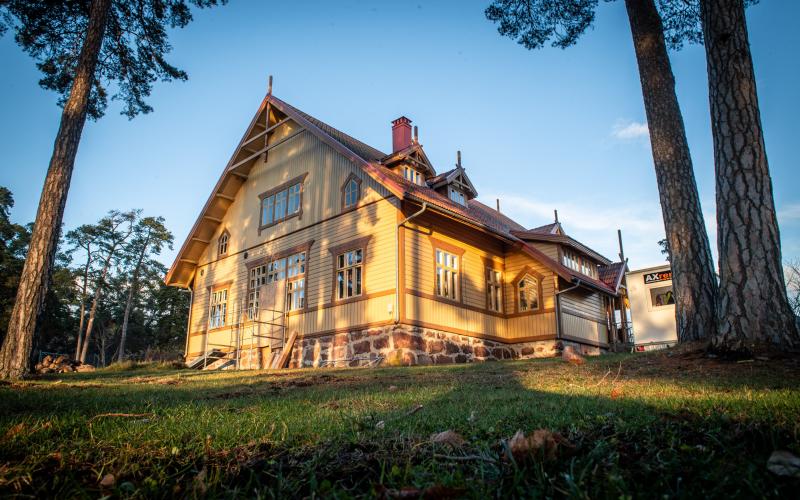 Mariehamns stad söker nu en hyresgäst till den nyrenoverade Doktorsvillan i Badhusparken.