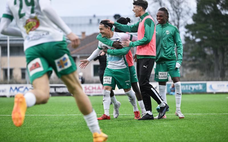 Adam Larsson rullade in två nya mål och är nu i delad skytteligaledning.<@Fotograf>Daniel Eriksson