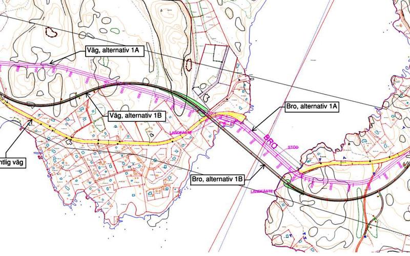 Här ses Prästö till vänster och Töftö till höger. Den gula linjen visar den befintliga vägen. Den rosa linjen markerar ett möjligt alternativ för ett brobygge samt var vägen då dras. Den svarta linjen markerar det alternativ som förordas i studien. <@Fotograf>Illustration ur förstudien