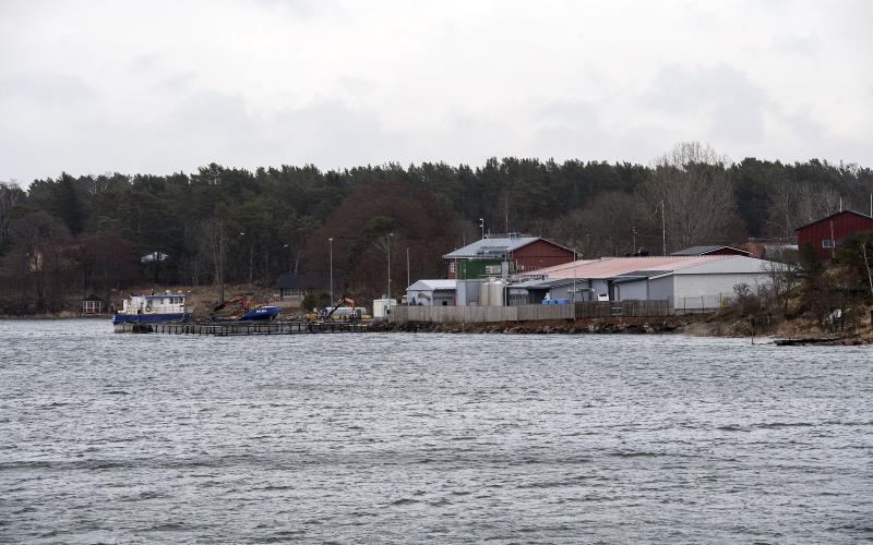 Nordic Trout Ab fick tillstånd av Regionförvaltningsverket i södra Finland för fiskodling i Gustavs vattenområden, och nu vill LR att tillståndet upphävs och görs om. På bilden Nordic Trouts verksamhet i Föglö. <@Fotograf>Daniel Eriksson