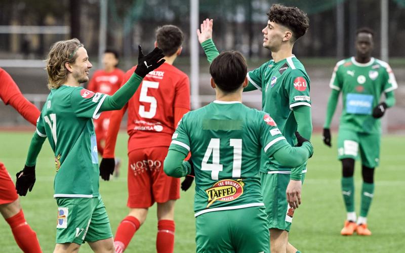 Frågan är om 2024 blir åländska talangen Michael Fonsells år? Av försäsongen att döma verkar han åtminstone aspirera om en plats i startelvan. Här ser vi honom (till höger) fira sitt första A-lagsmål tillsammans med Robin Sid (till vänster).