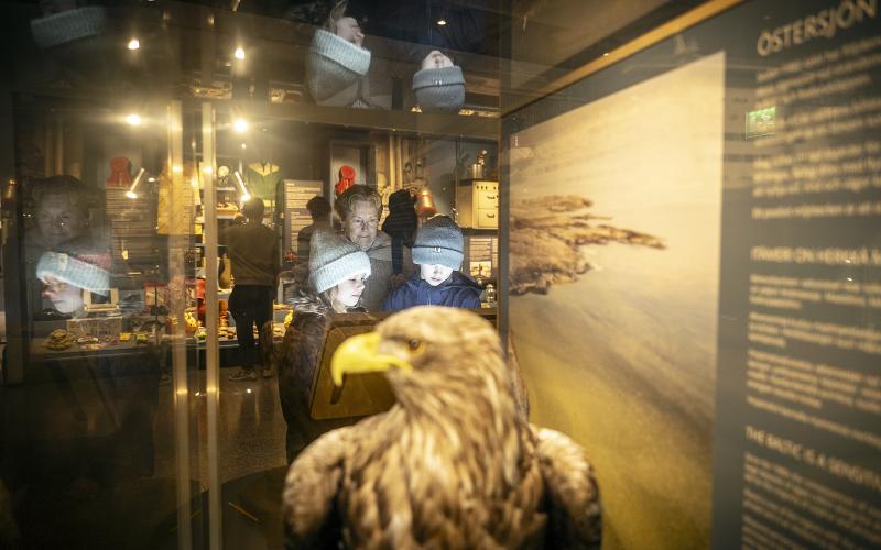 Evelyn och Leona Widman tillsammans med sin mormor Gudrun Widman. Barnen bor i Uppsala, men brukar passa på att besöka museet när de är på Åland.