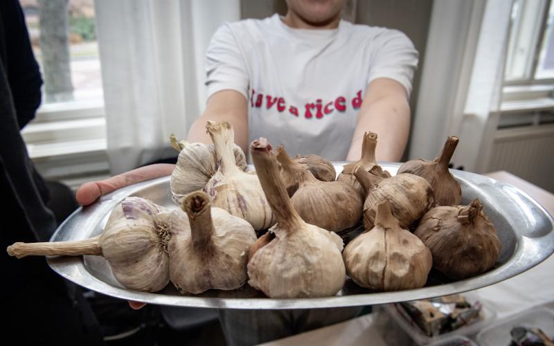 Svart vitlök är en japank-koreansk specialitet fylld av smak av umami och sötma. 