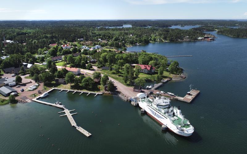 Redan före beslutet om höjda avgifter och andra förändringar fattades lämnades skrivelser till LR. Protesterna har fortsatt efter att beslutet klubbades. På bilden syns Skarven i Degerby.<@Fotograf>Robert Jansson