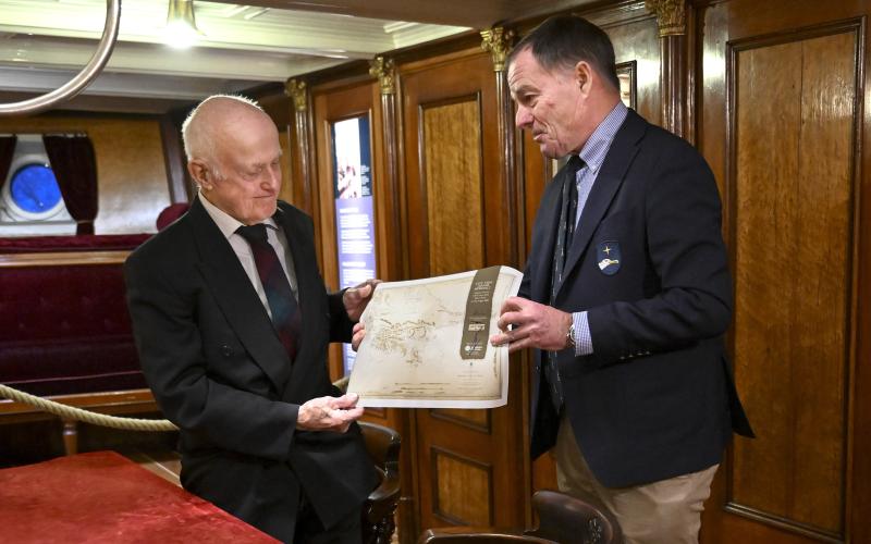 Ingmar Björkfelt, son till sjökaptenen Verner Björkfelt, tar under ceremonin emot diplomet av världsomseglaren Tapio Lehtinen.